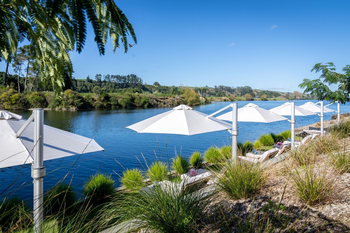 Shade7 Riviera Classic Cantilever Umbrella - Image 2